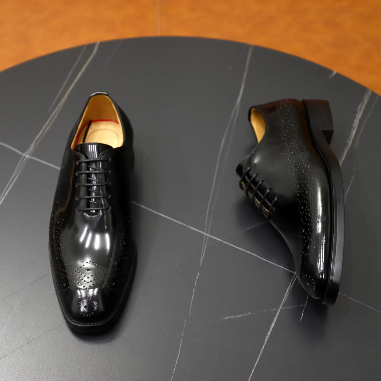 Ex-factory price: 620💰Christia*.Loubouti*🆑High-end men’s business formal leather shoes | Classic red sole shoes | Original imported first-layer cowhide | Water-dyed cowhide lining | Italian imported red rubber outsole | High-end luxury | Perfect interpretation of fashion, sunshine, style, suitable for various occasions Size: 39-44 (38.45 custom-made)
